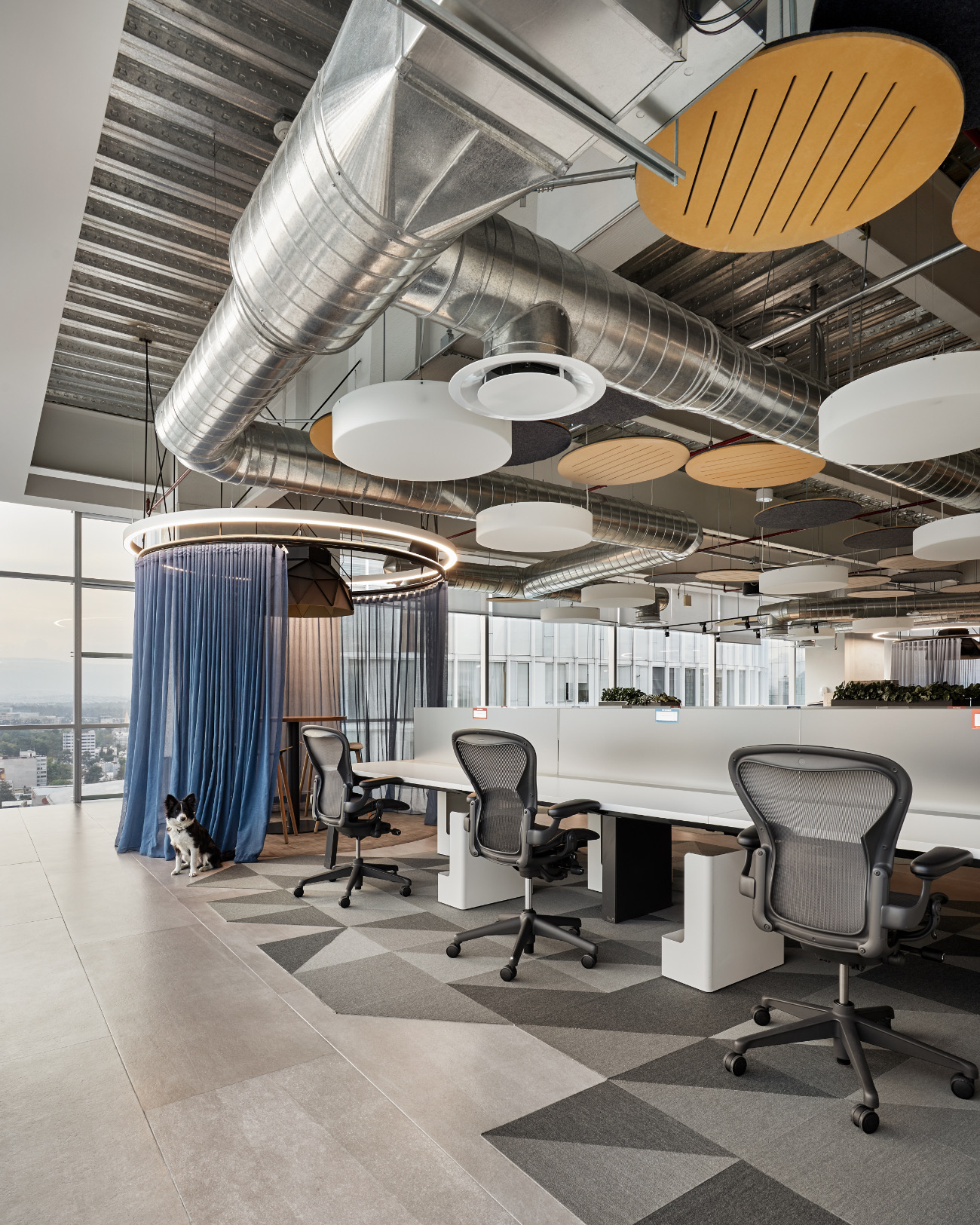 Open-plan workspace interproteccion-office-4