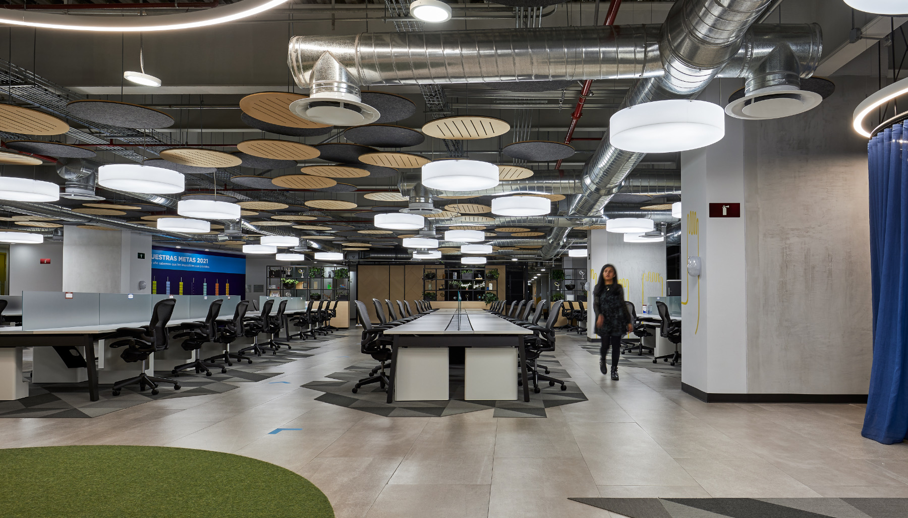 Open-plan workspace interproteccion-office-9
