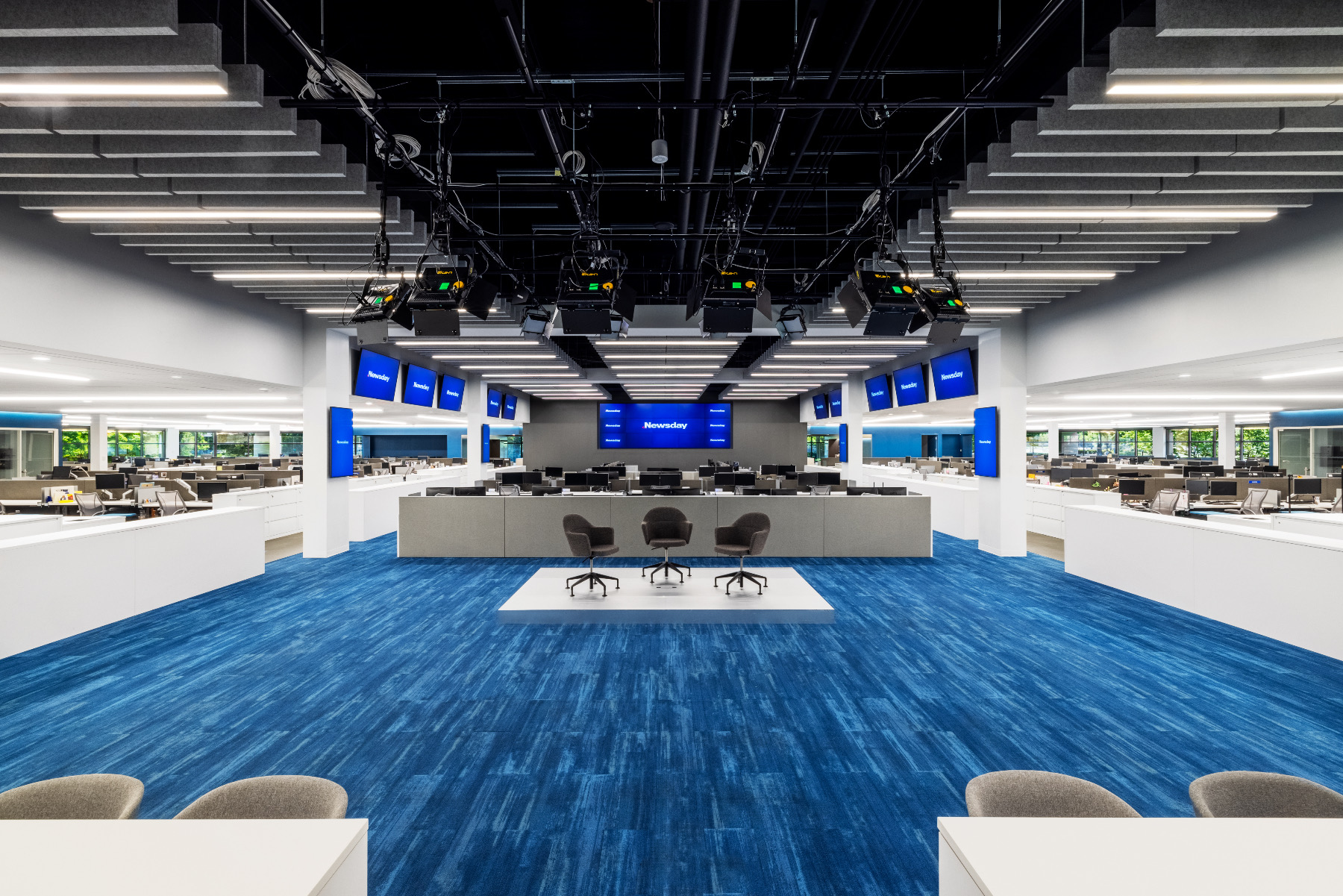 Open-plan workspace newsday-office-8