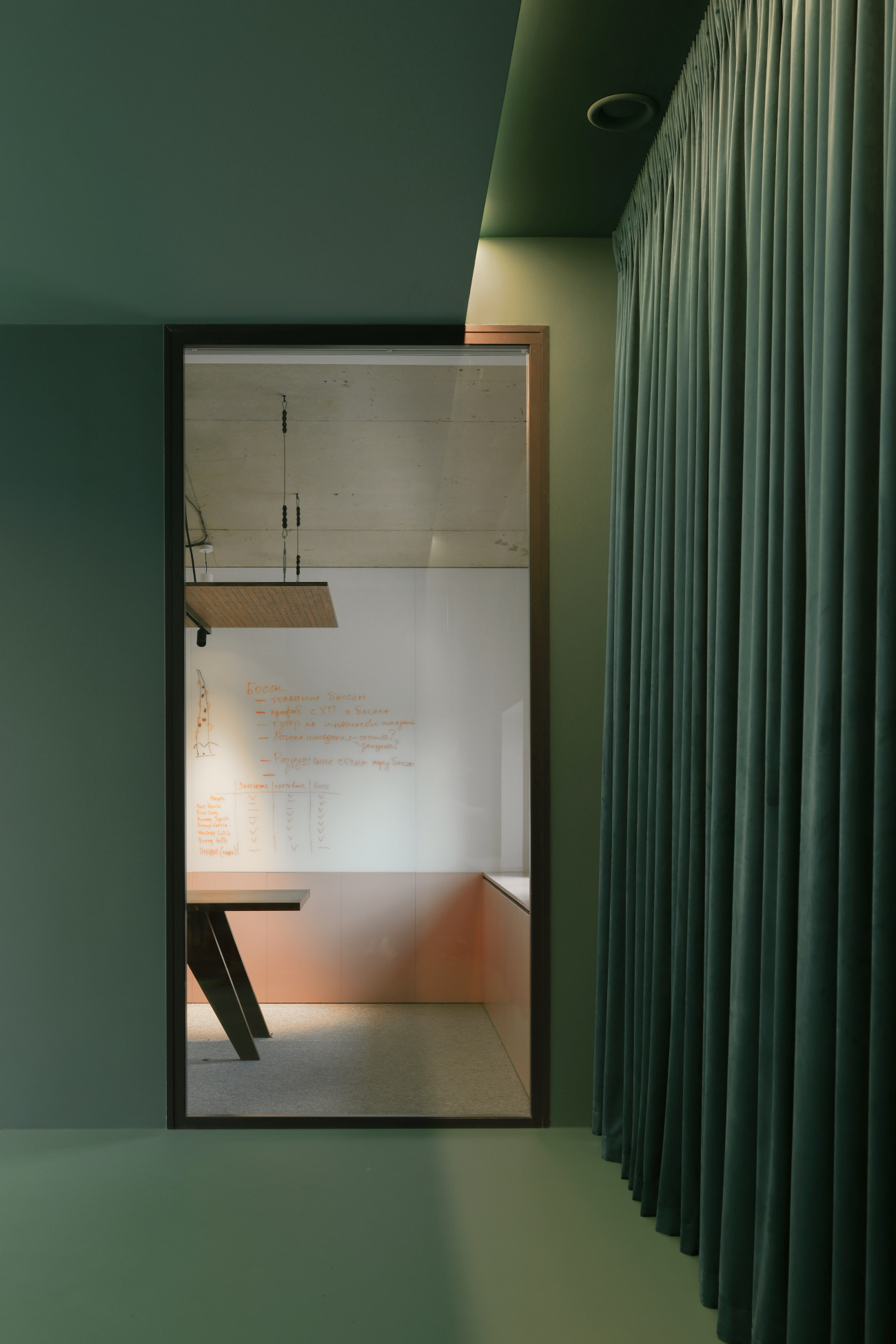 Brainstorming room say-games-minsk-office-10