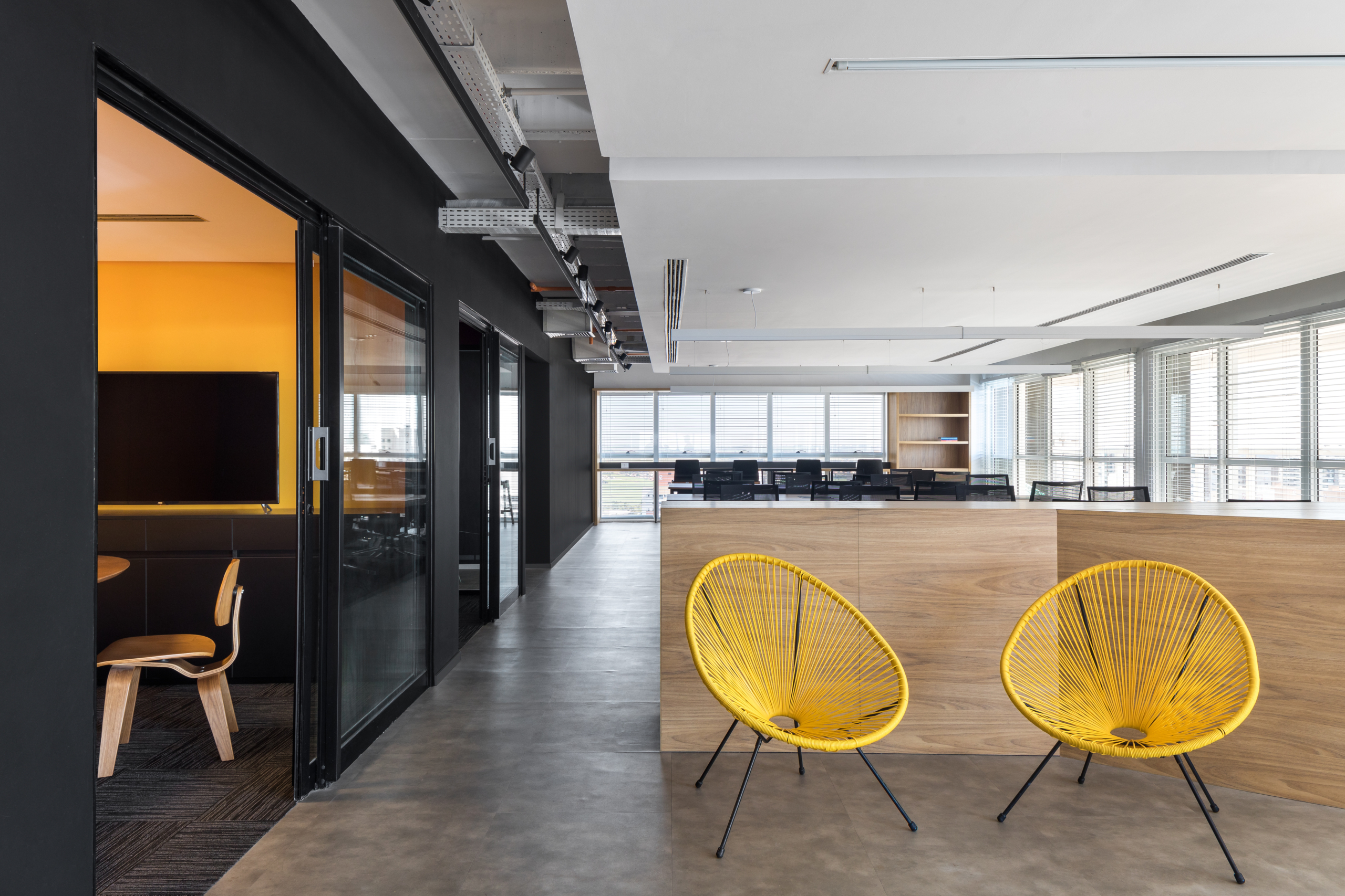 Open-plan workspace senai-pr-office-10