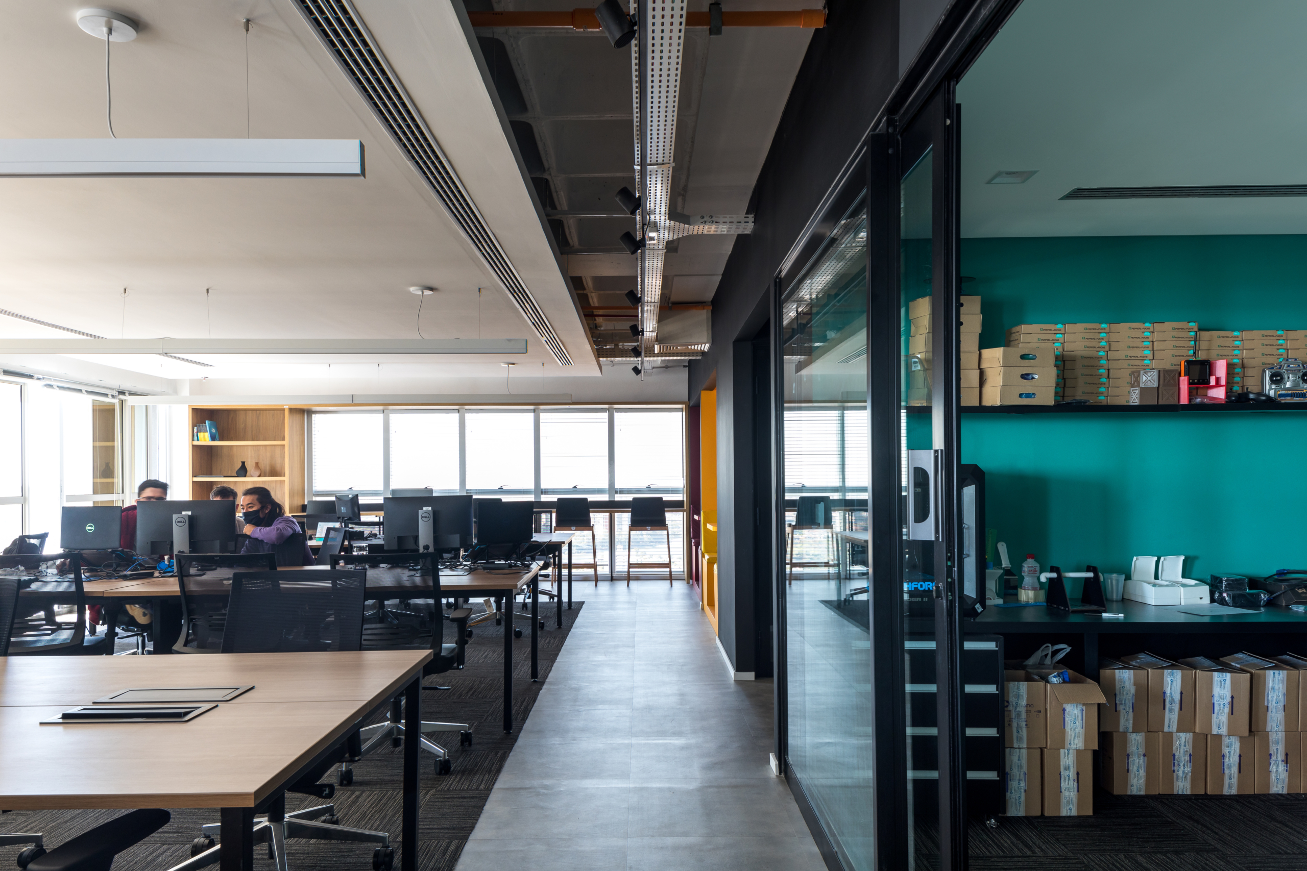 Open-plan workspace senai-pr-office-11