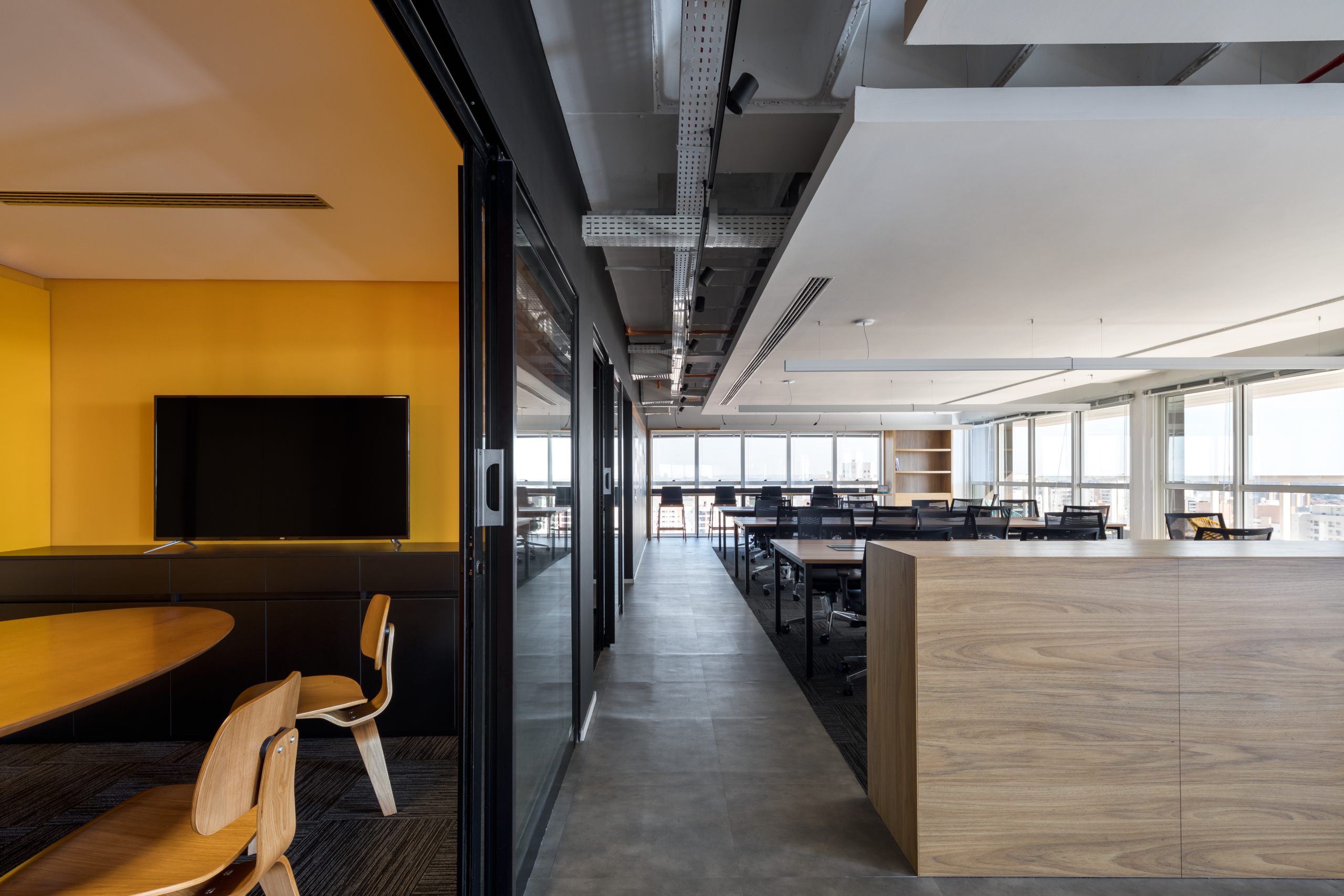 Open-plan workspace senai-pr-office-3